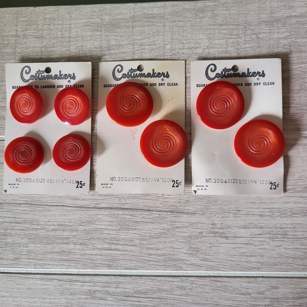Costumakers‎ Round Red Swirl Vintage Buttons NOS Sewing Arts & Crafts